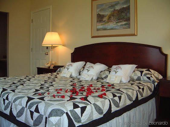 Bridgeview Motel Маккино Сити Номер фото